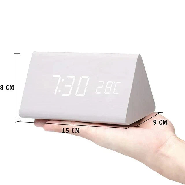 Helder LED display op houtlook wekker, toont tijd en temperatuur, bediening via spraak. Digitale precisie.