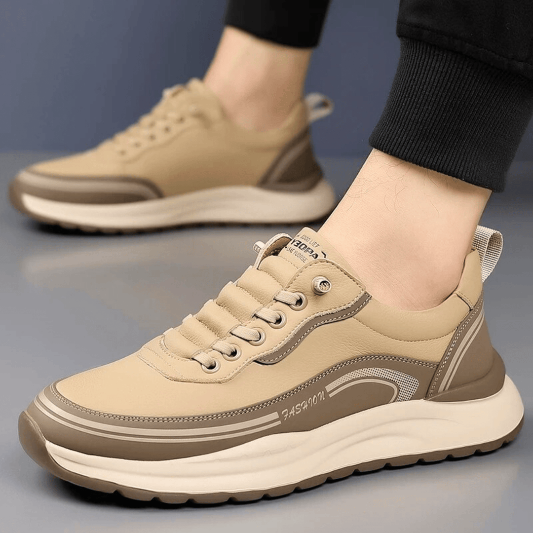 Vooraanzicht van trendy heren vetersneakers, met robuuste zool en nette stiksels, voor een frisse look.