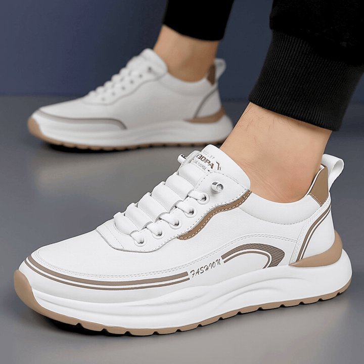 Zwarte heren casual sneakers met contrasterende veters en comfortabele demping, ideaal voor elke dag.