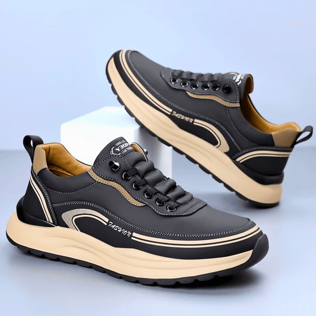 Witte heren casual sneakers met zwarte veters en subtiele zijstrepen, een modern en comfortabel design.