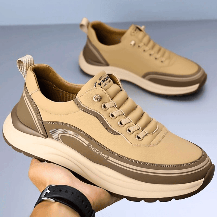 Detailopname van gestreepte zijpanelen op comfortabele heren casual sneakers met vetersluiting.