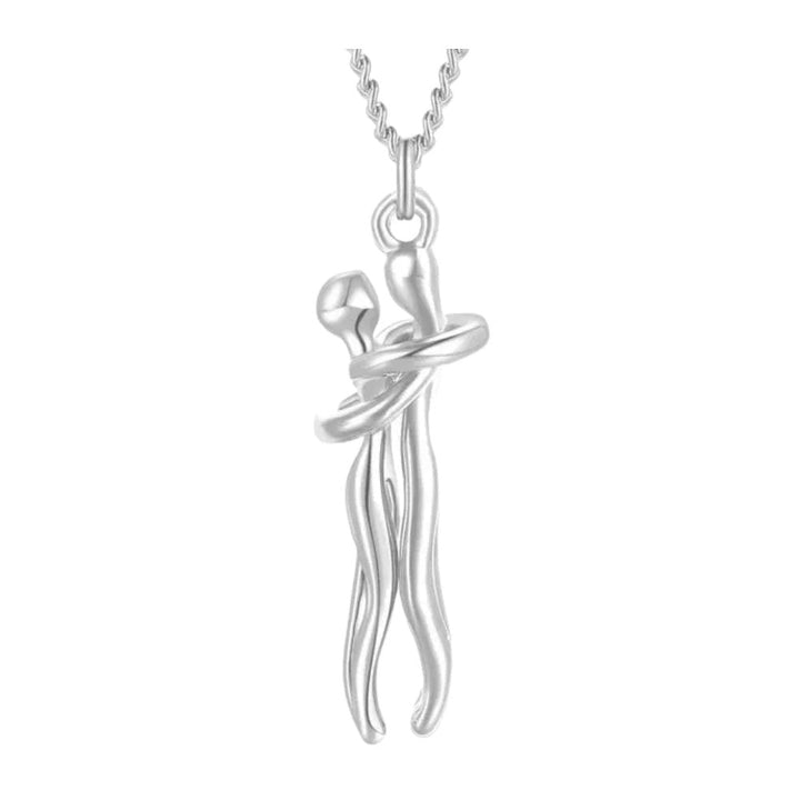 Close-up van de zilveren HugNecklace, een minimalistisch sieraad dat een tedere omhelzing uitbeeldt.