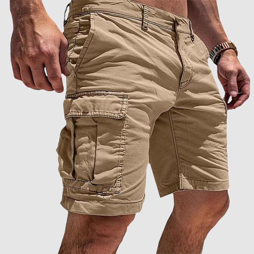 Beige heren cargo shorts, ademend en functioneel, een must-have voor een relaxte zomerse outfit.