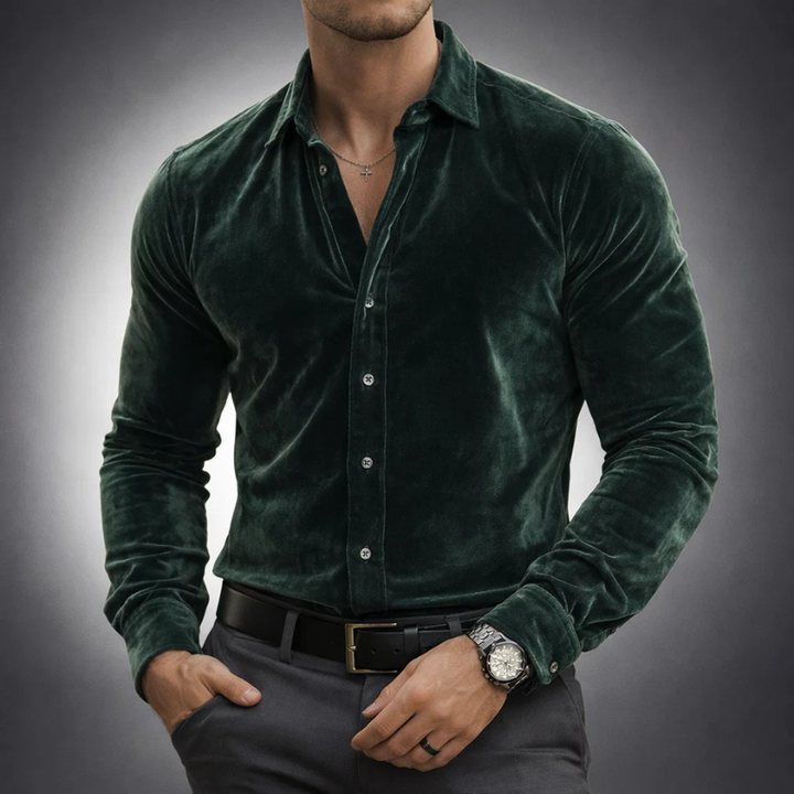 Man draagt formeel slim-fit overhemd met lange mouwen, ideaal voor kantoor of feestelijke gelegenheden.