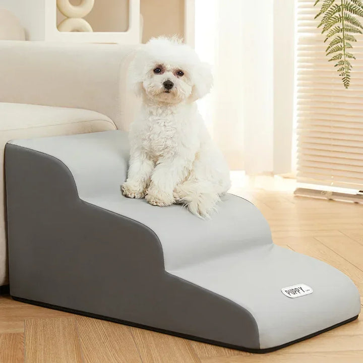 Compact opstapje speciaal ontworpen voor kleine honden om gemakkelijk op meubels te springen.