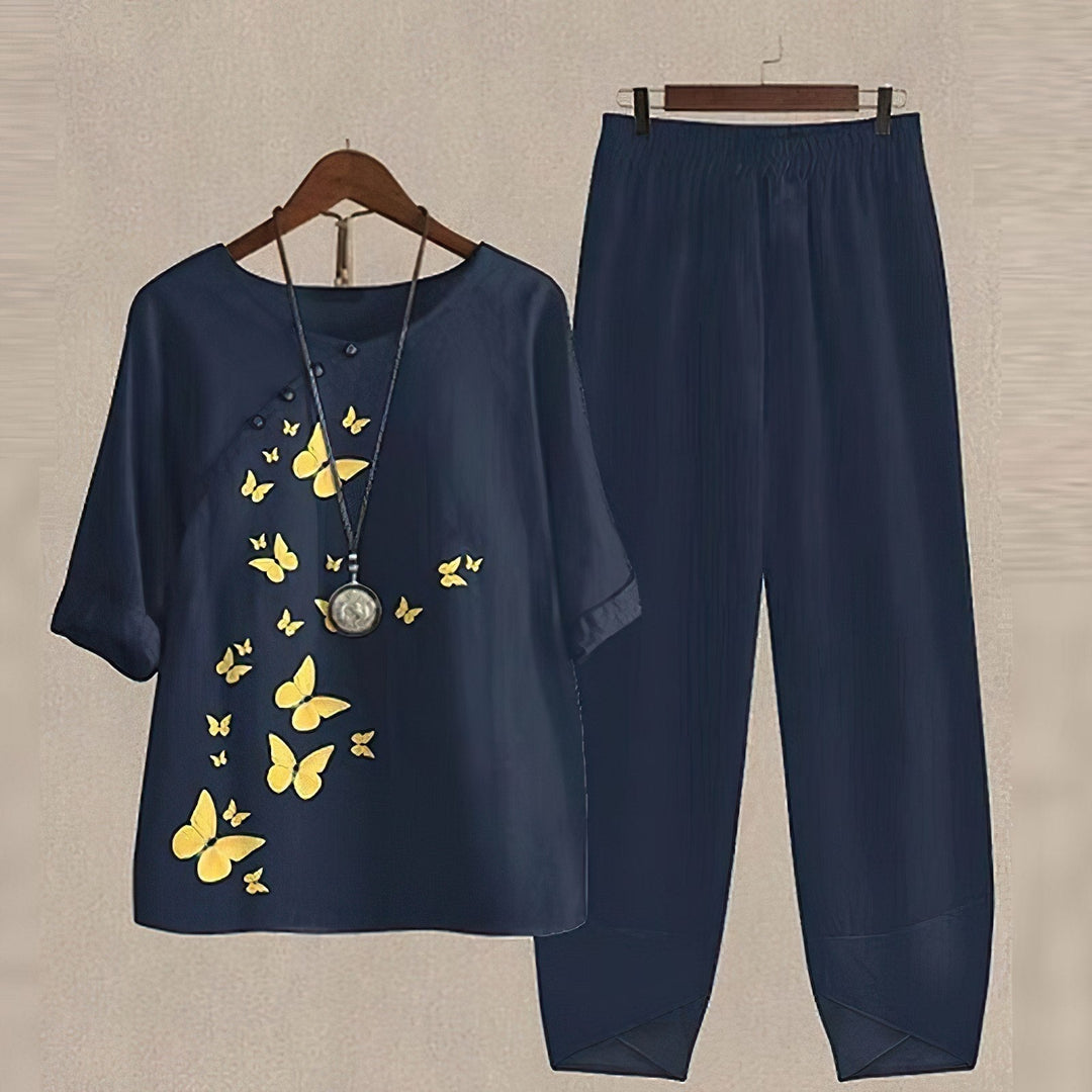 Stijlvolle dames zomerset met elegante bloemenprint blouse en relaxte pasvorm harembroek, casual chic.