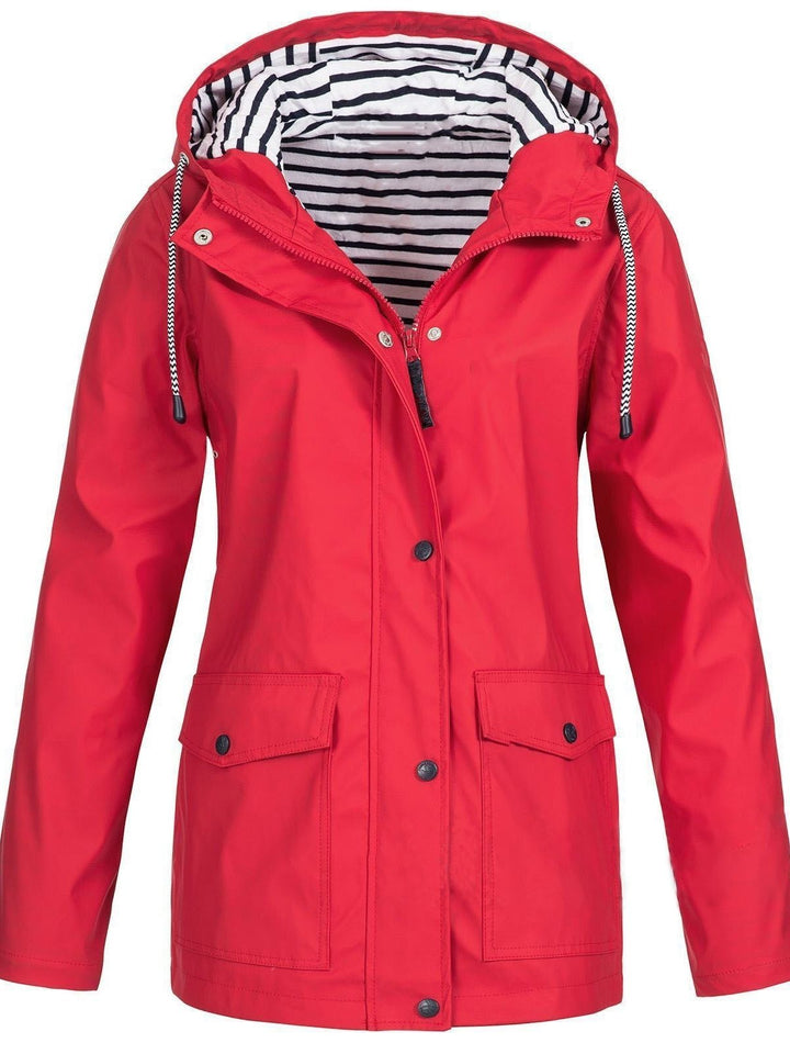 Model poseert in Sophie dames trenchcoat; waterdicht, winddicht en elegant voor buiten.