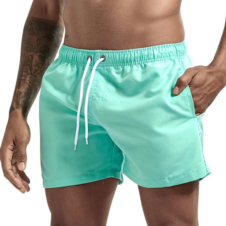 Close-up van de sneldrogende stof van deze comfortabele heren zwemshorts voor watersport.