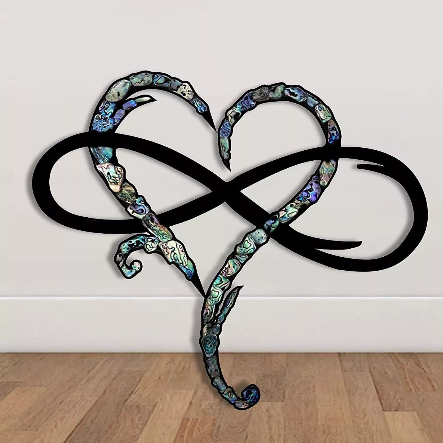 "IJzeren wanddecoratie met oneindig hart; symbolisch design, elegante uitstraling, ideaal voor elke kamer."