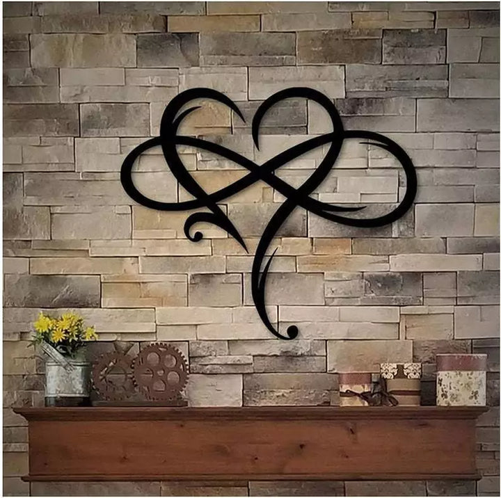 Detailopname van de ijzeren Oneindig Hart muurdecoratie, elegant metaalwerk en strak design voor elke kamer.