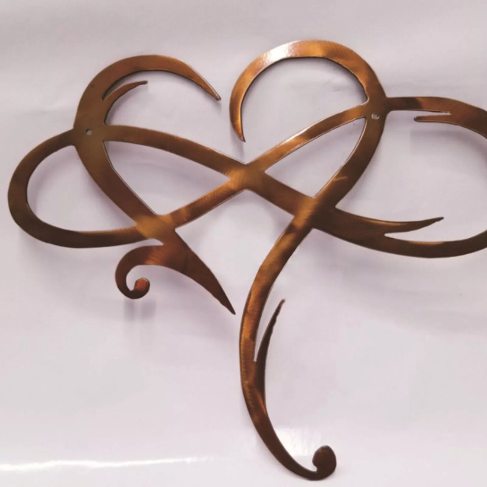 "IJzeren wanddecoratie met oneindig hart; symbolisch design, elegante uitstraling, ideaal voor elke kamer."