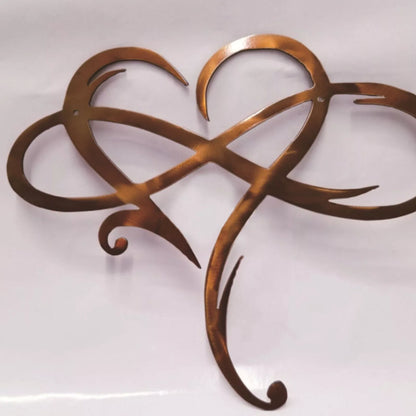 "IJzeren wanddecoratie met oneindig hart; symbolisch design, elegante uitstraling, ideaal voor elke kamer."