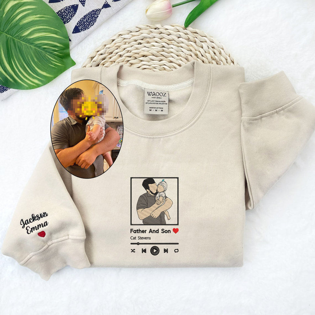 Geborduurd kledingstuk met eigen foto. Maatwerk unisex T-shirt, sweatshirt of hoodie als stijlvol en emotioneel cadeau.