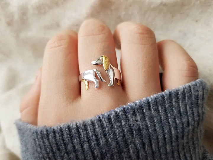 Verzilverde dames teckel ring, verstelbaar sieraad voor hondenliefhebbers. Uniek dierencadeau.