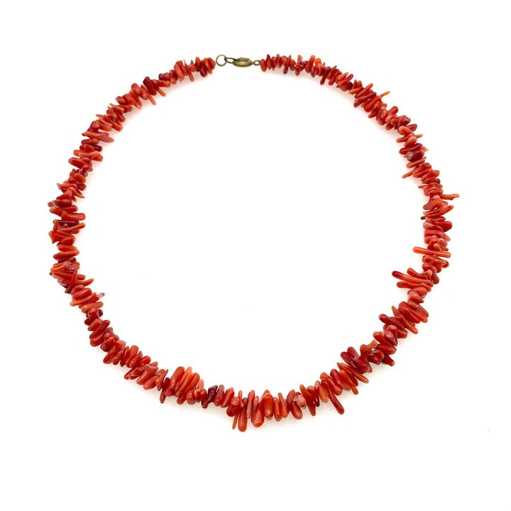 Rode koraalketting voor dames, elegant handgemaakt sieraad, perfect als boheems accessoire of cadeau.