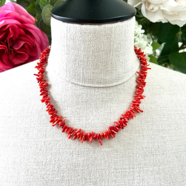 Dames rode koraal ketting, kleurrijk en elegant sieraad. Handgemaakt boheems accessoire, ideaal cadeau.