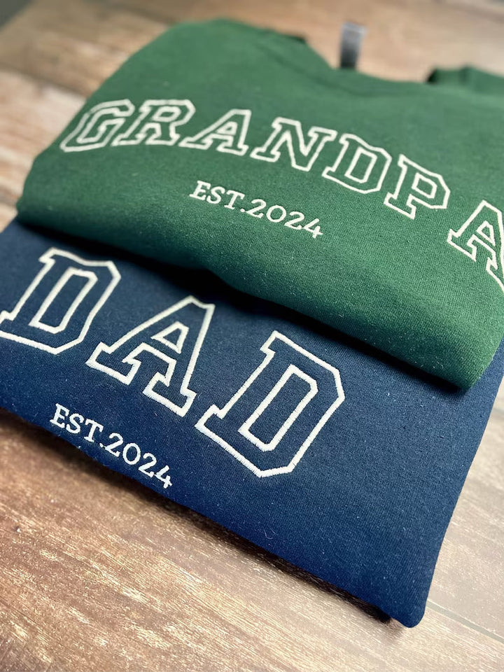 Gepersonaliseerde unisex hoodie met namen, mooi verpakt als Valentijnscadeau. Geborduurde kleding.