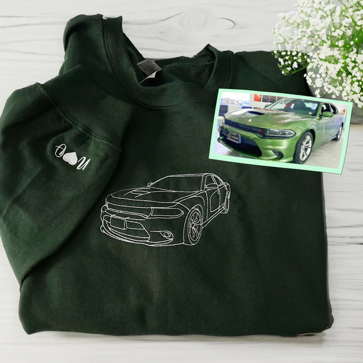 Detail van hoogwaardig auto borduurwerk op een gepersonaliseerd unisex sweatshirt.