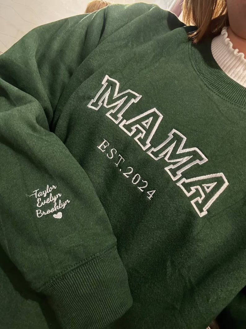 Modieuze unisex trui met geborduurde namen. Een persoonlijk en uniek geschenk voor elke gelegenheid.