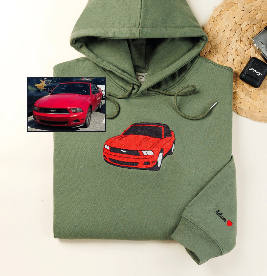 Stijlvolle unisex kleding met custom auto borduurwerk, ideaal voor modebewuste autoliefhebbers.