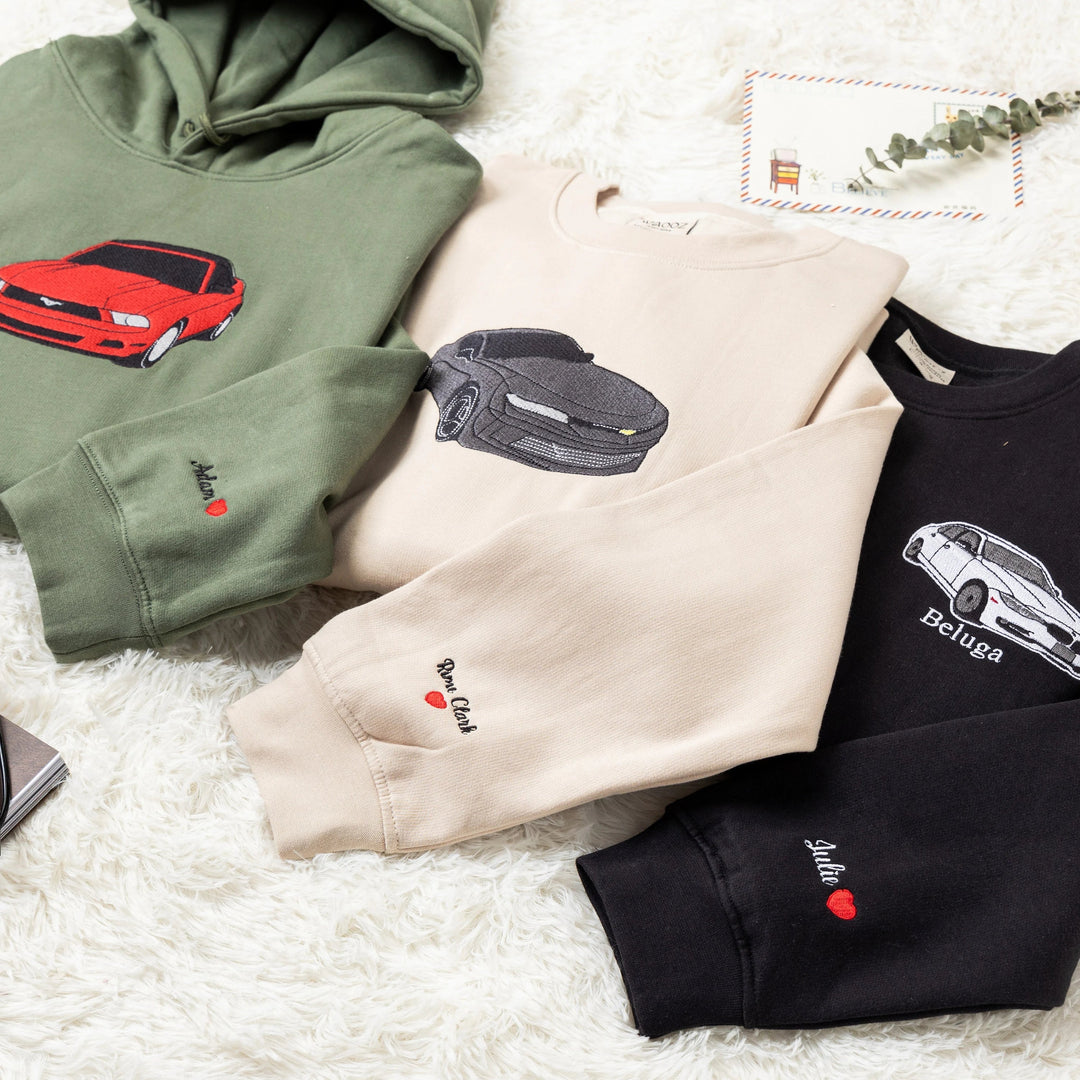 Aanpasbare unisex kleding met auto borduurwerk, verkrijgbaar als sweatshirt of hoodie.