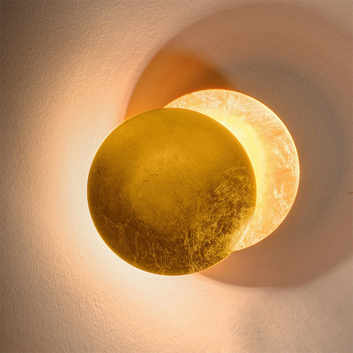 Luxe gouden LED wandlamp Lunora, ronde design met betoverende maangloed voor sfeervolle interieurs.