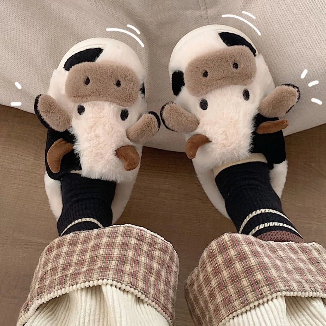 Zachte en speelse dames koeslippers, uniek design voor comfortabele thuisdagen. Perfecte warme slippers voor vrouwen.