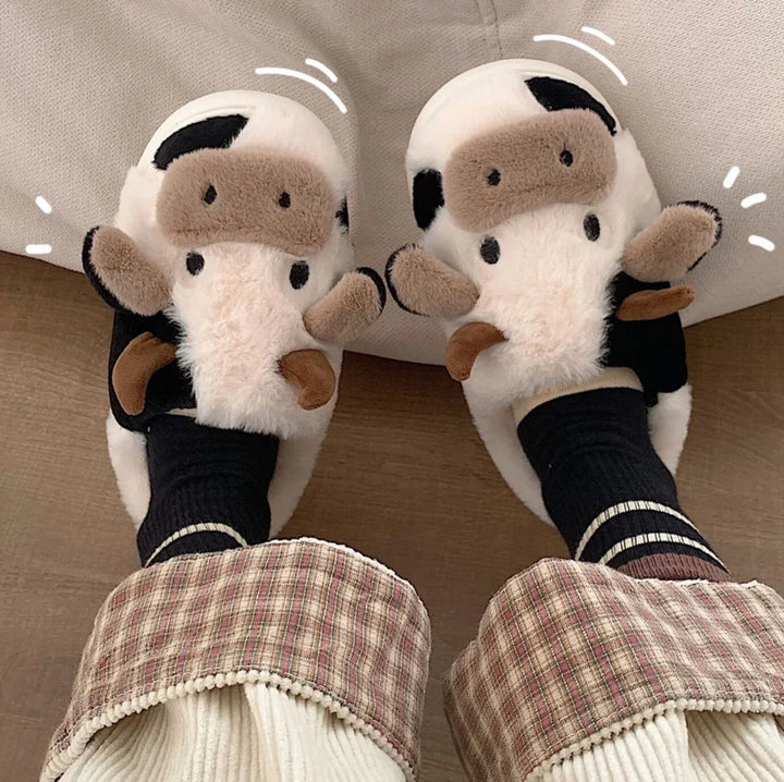 Zachte en speelse dames koeslippers, uniek design voor comfortabele thuisdagen. Perfecte warme slippers voor vrouwen.
