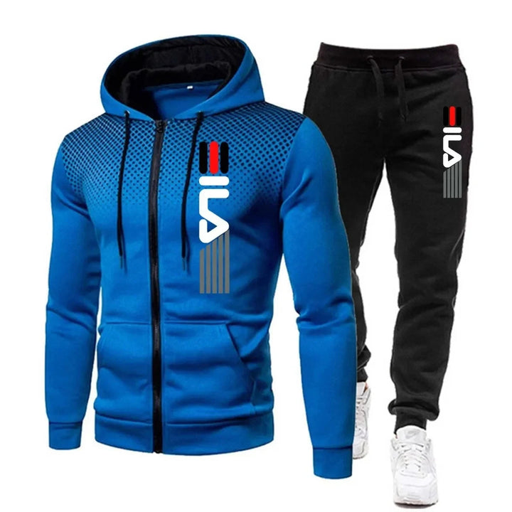 Man draagt comfortabel heren trainingspak, ideaal voor sport, vrije tijd of winterse athleisure. Hoodie & broek.