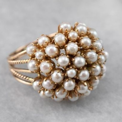 Elegante damesring met natuurlijke parelinleg, een tijdloos verguld sieraad en mode accessoire.