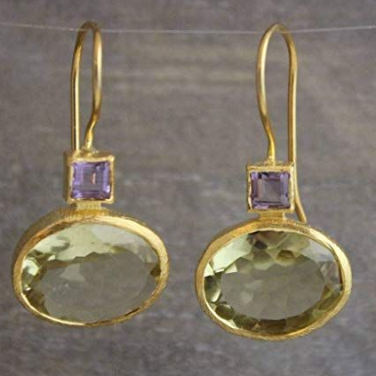 Elegante dames vintage gouden oorbellen met sprankelend groen kristal. Klassieke sieraden voor een tijdloze look.