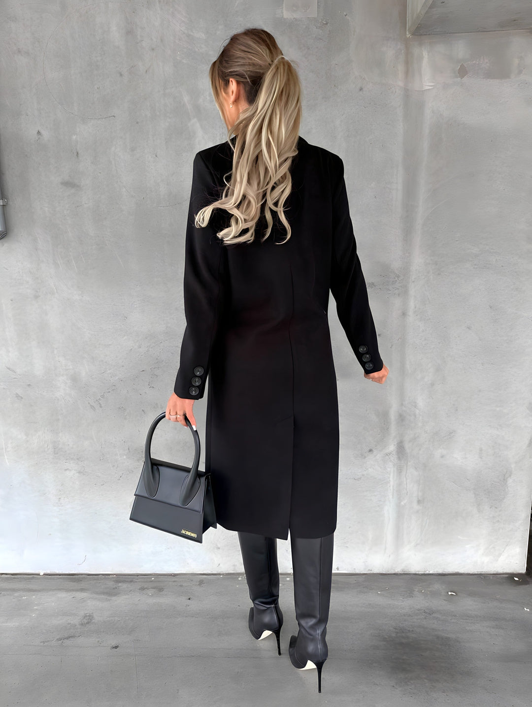 Vrouwenmode: chique winterjas met riemdetail, accentueert de taille elegant.
