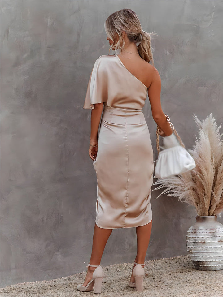 Chic asymmetrisch off-shoulder damesjurk, knielengte, perfect als cocktail- of feestjurk.