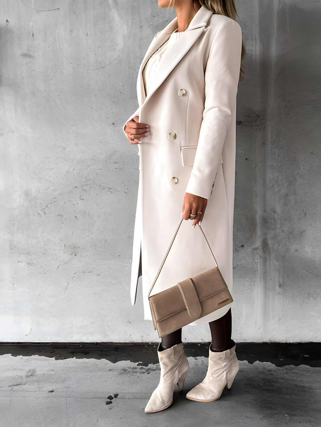 Zwarte chique dames winterjas met reverskraag, tijdloze elegantie voor vrouwen.