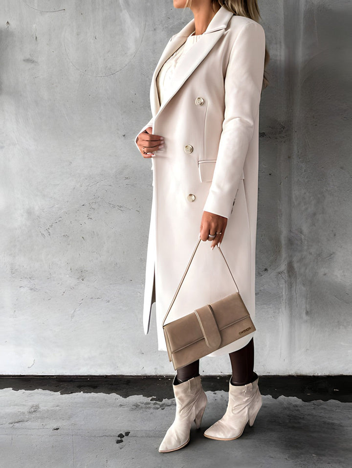 Zwarte chique dames winterjas met reverskraag, tijdloze elegantie voor vrouwen.