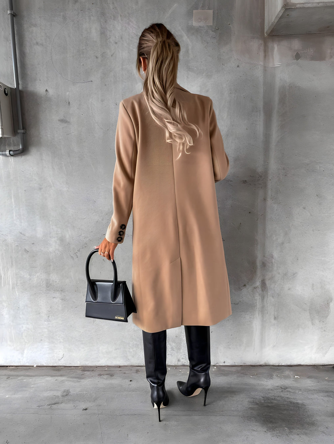 Klassieke elegantie: lange dames overjas, veelzijdig en warm voor de winter.