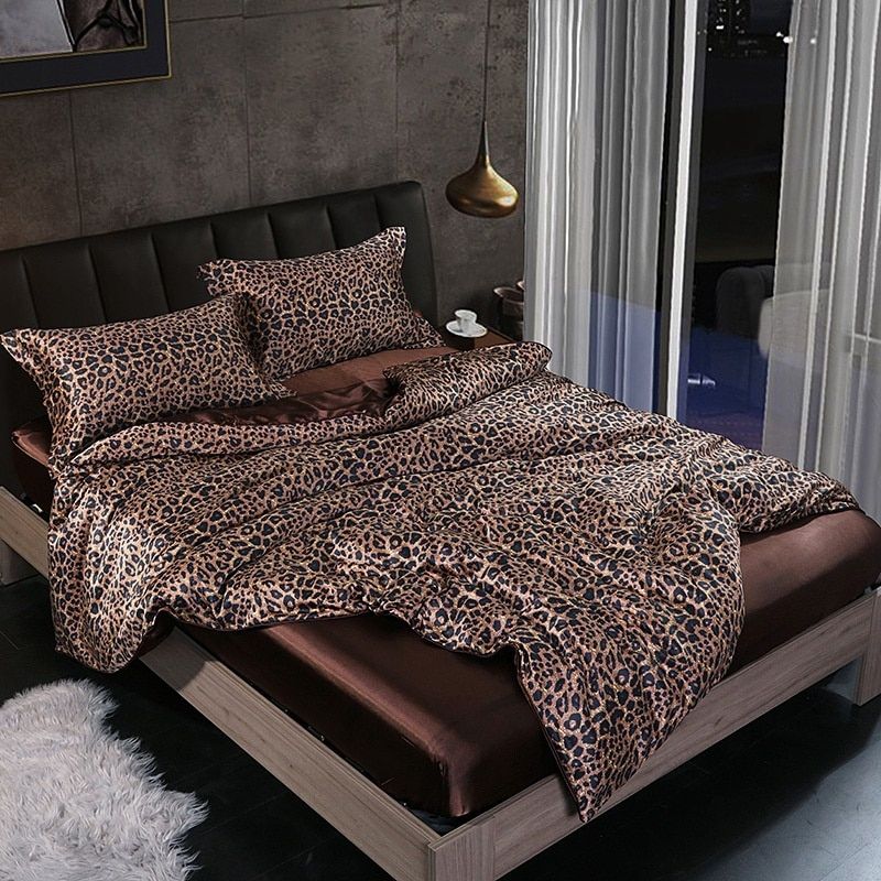 Upgrade je slaapkamer met deze 4-delige zijde/satijn beddengoed set. Ervaar ongeëvenaard slaapcomfort.