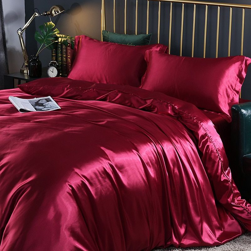 Verbeter je slaap met het 4-delige zijde/satijn beddengoed. Deze set zorgt voor een diepe, comfortabele rust.