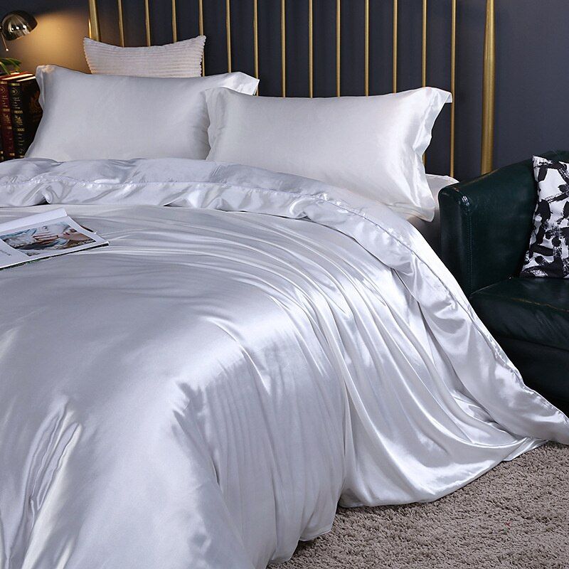 Luxe 4-delig zijde/satijn beddengoed set. Geniet van ultiem slaapcomfort met dekbedovertrek, hoeslaken & kussenslopen.