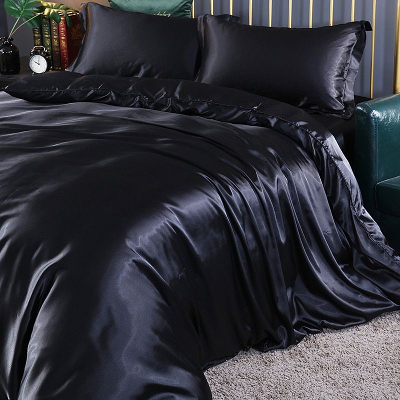 Complete 4-delige zijde/satijn bedset: dekbedovertrek, hoeslaken & 2 kussenslopen. Perfect voor elke slaapkamer.