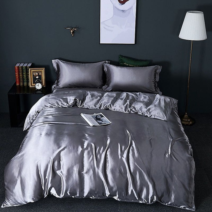 Stijlvolle luxe zijde/satijn beddengoed set die elke slaapkamer verfraait. Elegante glans en perfecte afwerking.