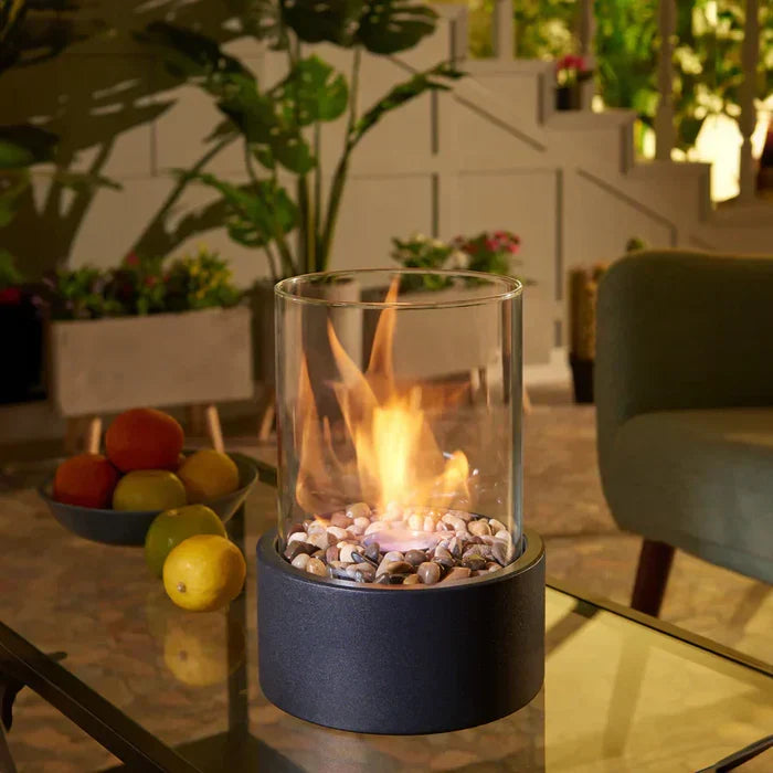 Draagbare GlowLuxe tafelvuur lantaarn, ideaal voor sfeervolle avonden buiten op terras of binnen als moderne decoratie.