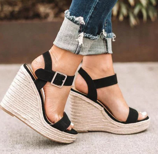 Zwarte orthopedische dames sleehakken met gesp, comfortabele en stijlvolle zomerschoenen.