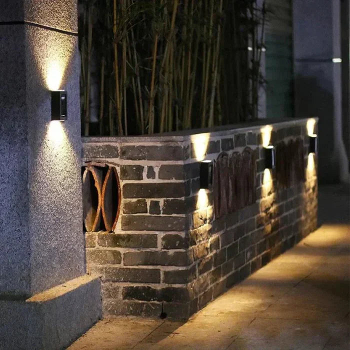 Trendy EcoShine tuinwandlamp met modern design, zorgt voor stijlvolle en energiezuinige sfeerverlichting.