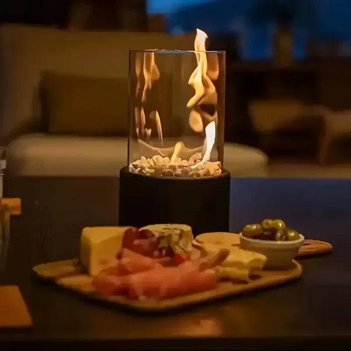 Compacte draagbare GlowLuxe lantaarn met echte vlam, perfect voor gezellige momenten binnen en buiten.