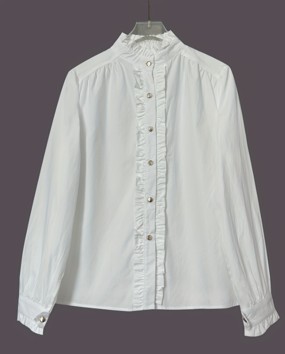 Chique witte damesblouse met opvallende gouden knopen. Creëer een elegante zakelijke of casual mode-uitstraling.