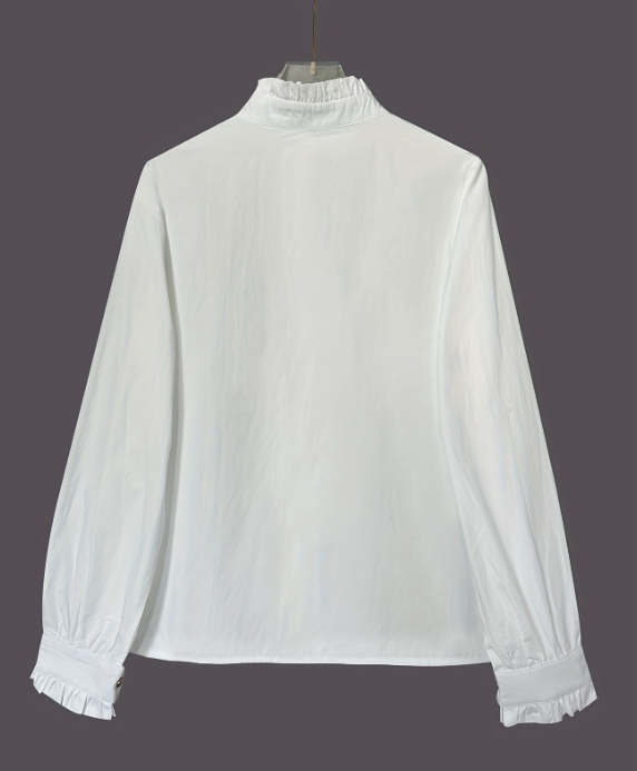 Damesblouse Isalie: elegante witte blouse met gouden knopen. Ideaal voor een verfijnde, zakelijke of alledaagse stijl.