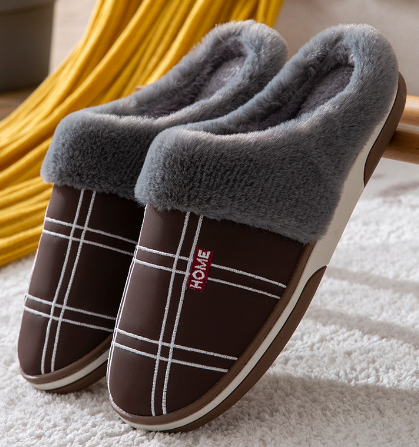 Stijlvolle heren pantoffels van zacht materiaal, perfect als comfortabele binnenschoenen.