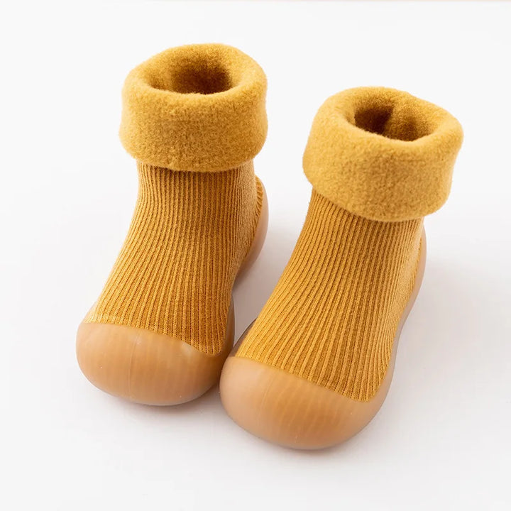 Vrolijke antislip sokschoenen voor peuters in diverse kleuren en prints voor stijlvolle kindervoetjes.
