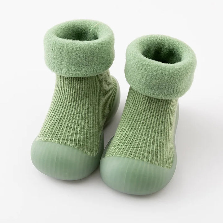 Gemakkelijk aan te trekken en flexibele sokschoenen voor peuters, ideaal voor snelle aantrek-momenten.